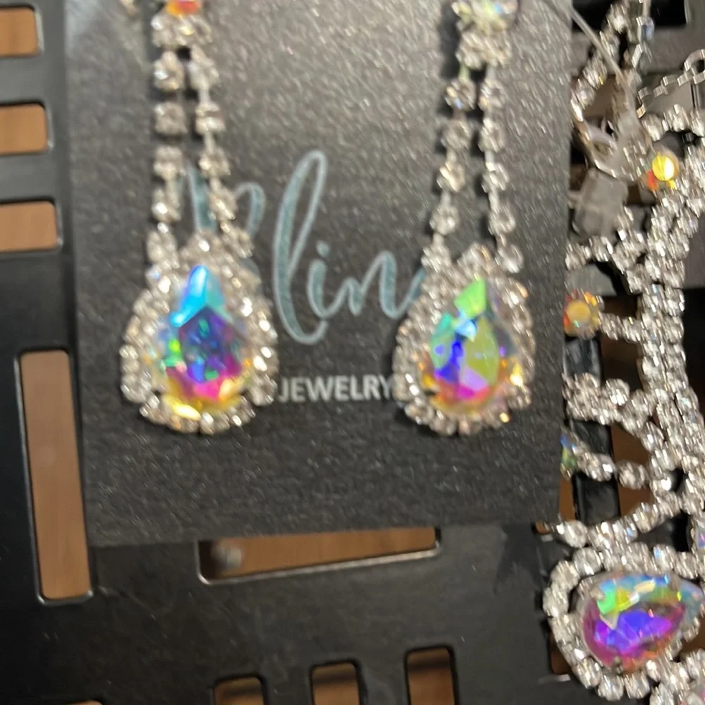Iridescent Rhinestone Necklace Set - Picture 4 of 4